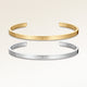 Kæreste-armbånd, par af to bangle armbånd i guld og sølv med indgraverede initialer og hjerte, fra Mon Chou