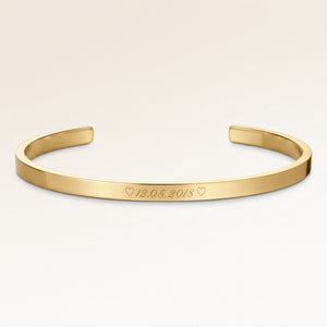 Bangle armbånd i guld med indgraveret dato og hjerter på ydersiden – personlig indgravering