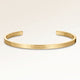 Bangle armbånd i guld med indgraveret dato og hjerter på ydersiden – personlig indgravering