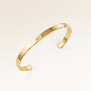Bangle armbånd i guld med indgraveret navn og hjerte på ydersiden – personlig indgravering