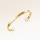 Bangle armbånd i guld med indgraveret navn og hjerte på ydersiden – personlig indgravering