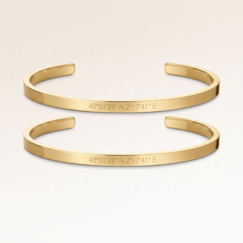 Kæreste-armbånd, par af to bangle armbånd i guld med indgraverede koordinater, fra Mon Chou