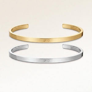 Kæreste-armbånd, par af to bangle armbånd i guld og sølv med indgraverede initialer og hjerte, fra Mon Chou