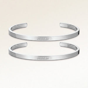 Kæreste-armbånd, par af to bangle armbånd i sølv med indgraveret dato og hjerte, fra Mon Chou