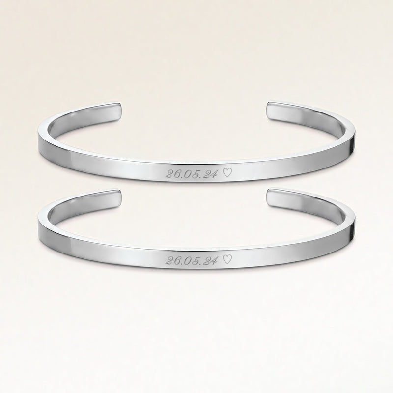 Kæreste-armbånd, par af to bangle armbånd i sølv med indgraveret dato og hjerte, fra Mon Chou