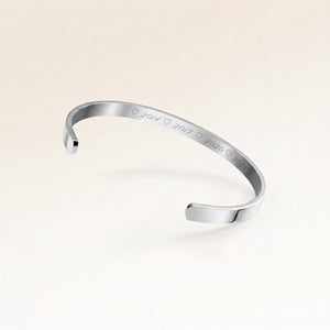 Bangle sølvarmbånd set ovenfra med indgraverede årstal og hjerter på indersiden – personlig indgravering