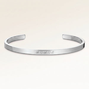 Bangle armbånd i sølv med indgraverede initialer og hjerter på ydersiden – personlig indgravering