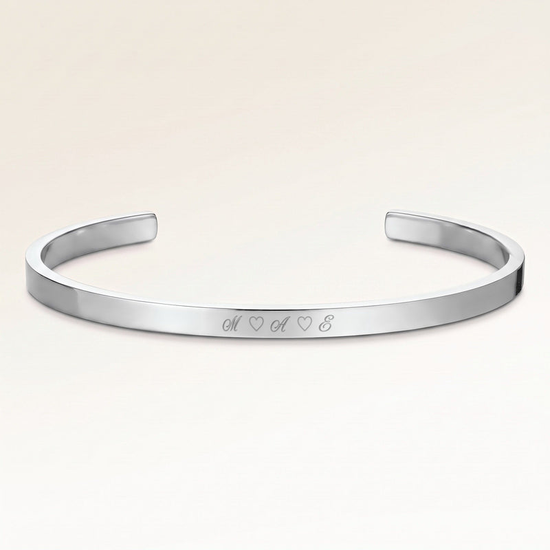 Bangle armbånd i sølv med indgraverede initialer og hjerter på ydersiden – personlig indgravering