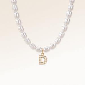Bogstav-halskæde D i guld med hvide zirkoner på perlehalskæde, personligt initial-smykke fra Mon Chou
