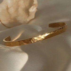 Bransoletki dla przyjaciółek, zestaw dwóch bransoletek bangle w złocie ze spersonalizowanym grawerem, od Mon Chou