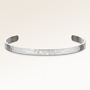 Bransoletka bangle w srebrze z gładką zewnętrzną stroną i falowaną powierzchnią, miejsce na spersonalizowany grawer
