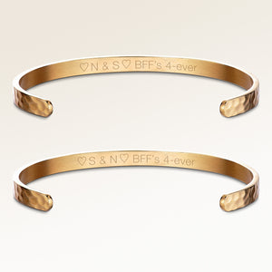 Bransoletki dla przyjaciółek, zestaw dwóch bransoletek bangle w złocie ze spersonalizowanym grawerem, od Mon Chou