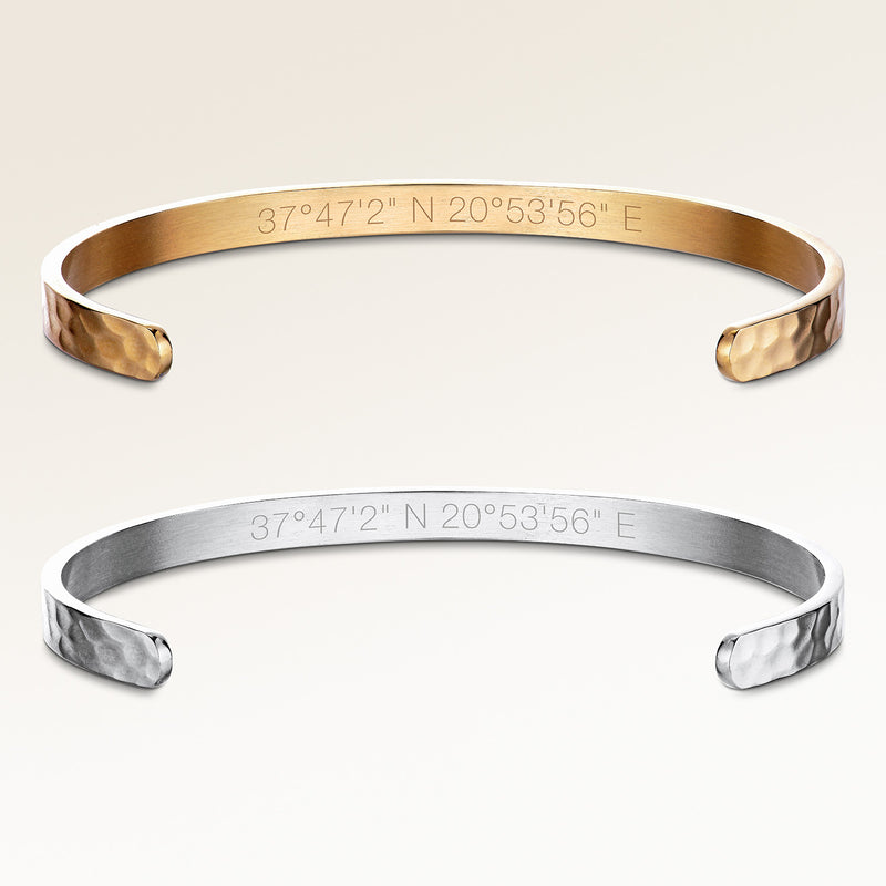 Bransoletki dla przyjaciółek, zestaw dwóch bransoletek bangle w złocie i srebrze ze spersonalizowanym grawerem, od Mon Chou