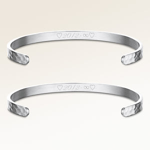 Bransoletki dla przyjaciółek, zestaw dwóch bransoletek bangle w srebrze ze spersonalizowanym grawerem, od Mon Chou